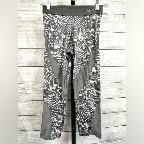 Nike Pro Crop Leggings - Picture 2 of 5